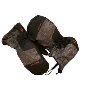 Ski or snow boarding gloves